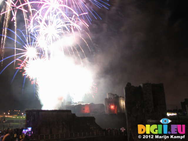 SX25055 Fireworks over Caerphilly castle